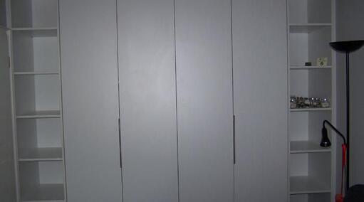 Falttürenschrank mit offenen Regalteilen in weiß beschichtet